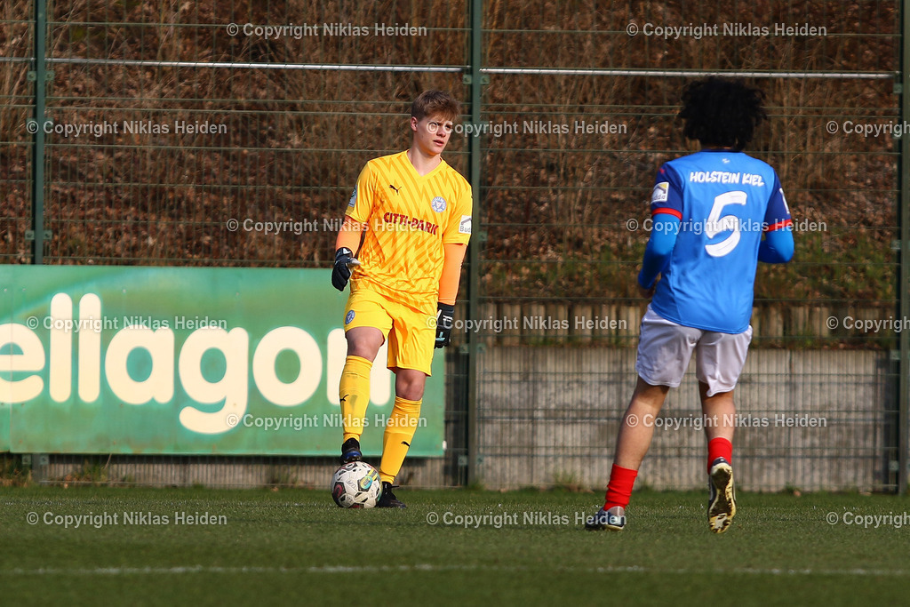 NH_HolsteinKielU19_BlumenthalerSVU19_U19DFBNachwuchsliga_08022025 | #1 Henrie Müller-Kalthoff (Holstein Kiel U19)Fußball I Junioren I U19 DFB-Nachwuchsliga I Saison 2024-2025 I Hauptrunde Liga B, Gruppa A, 2. Spieltag I Holstein Kiel U19 - Blumenthaler SV U19 I 08.02.2025 I Citti-Fußballpark