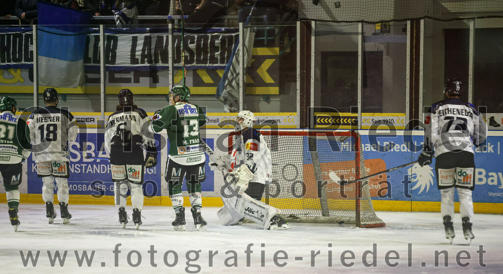 2024-01-26_011_TSV_Erding_gegen_HC_Landsberg | Erding, Deutschland, 26.01.2024:
Eishockey, Bayernliga Vorrunde 2023 / 2024, 28. Spieltag, TSV Erding gegen HC Landsberg, Endergebnis: 6:2

Luis Hegner (HC Landsberg, #18), Maximilian Hermann (HC Landsberg, #6), Michael Franz (Erding Gladiators, #13), Torwart Moritz Borst (HC Landsberg, #32), Florian Reicheneder (HC Landsberg, #72)

Foto: Christian Riedel / fotografie-riedel.net