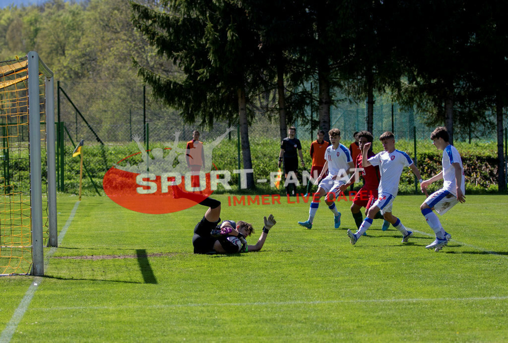 Portugal  U15 -Czech Republic U15 | DIOGO FERREIRA (Portugal #1) FRANTISEK KAMENIK (Czech Republic #11) DUARTE SOARES (Portugal #13) SIMON WOLFL (Czech Republic #7) MAREK NASKOS (Czech Republic #6) ; Portugal  U15 -Czech Republic U15 am 29.04.2022 in Arnoldstein
(Sportplatz), AUSTRIA, (Photo by Ernst Krawagner sport-fan.at) - Realisiert mit Pictrs.com