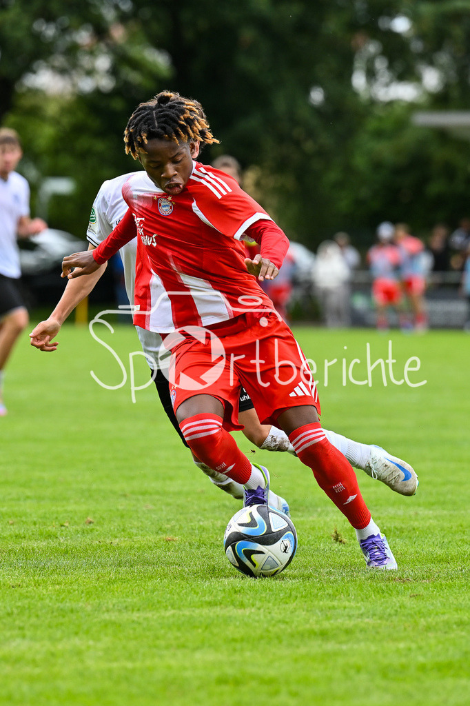 SSV Ulm 1846 Fussball U19 - FC Bayern München U19 | Im Duell Iljas El HADJ-SAFI (SSV Ulm U19 7) und Wisdom MIKE (FCB #11) / Zweikampf / U19 DFB Nachwuchsliga: SSV Ulm 1846 Fussball - FC Bayern München, Hauptspielfeld Langenau am 02.08.2025