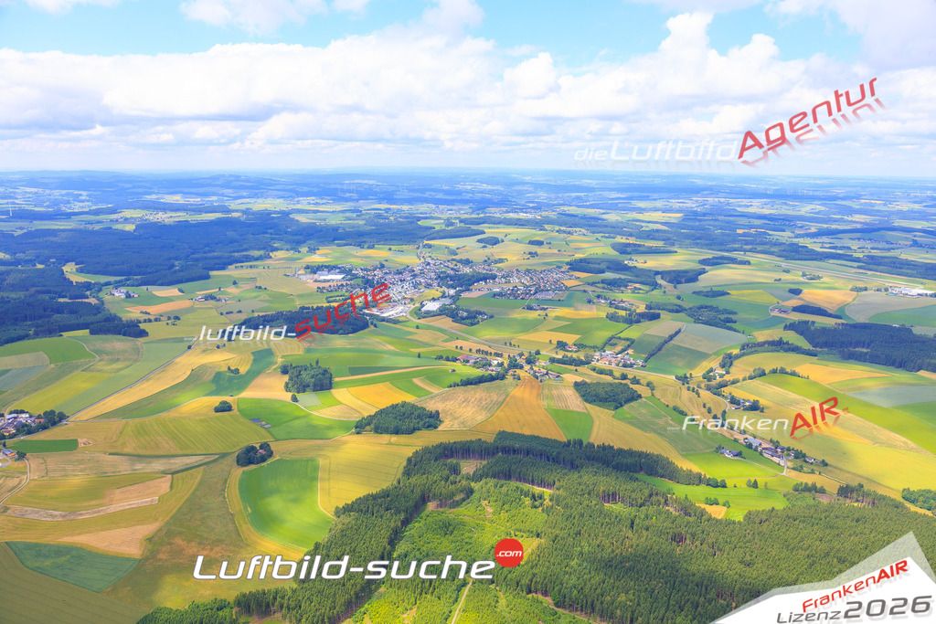 Die Luftaufnahme der Stadt Konradsreuth wurde vom UL-Flugzeug heraus erstellt ( keine Drohne )- hohe Auflösung für beste Qualität