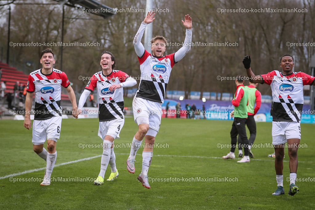 Koe3Liga24022401069 | 24.02.2024, Köln, Fußball, bwin 3. Liga Herren, Sportpark Höhenberg, 27. Spieltag, Saison 2023 2024, FC Viktoria Köln – SV Sandhausen: Abschlussjubel nach dem 2:1 Sieg in Köln. Die Kölner Mannschaft feiert den Erfolg. Stefano Russo (Viktoria Köln), Jeremias Lorch (Viktoria Köln), Luca Marseiler (Viktoria Köln) und Sidny Lopes Cabral (Viktoria Köln) jubelnd
DFB regulations prohibit any use of photographs as image sequences and or quasi-video.