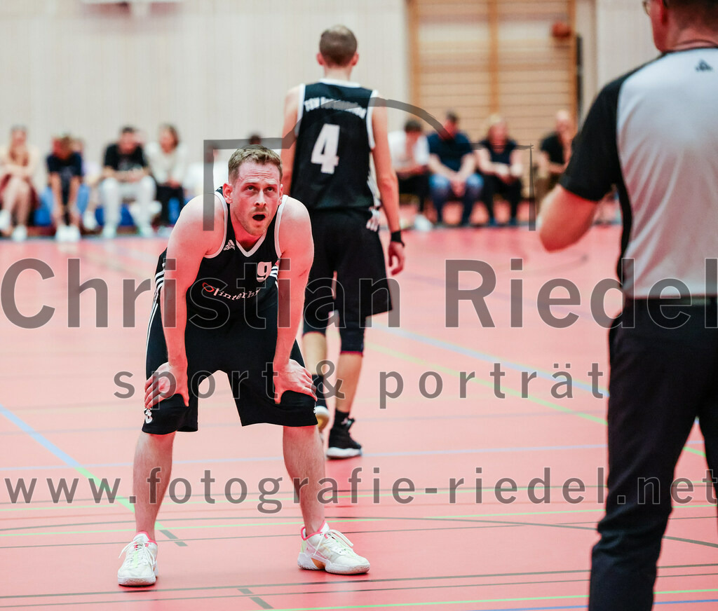 2022-05-15_078_SpVgg_Altenerding_gegen_TSV_Muenchen-Forstenried | Erding, Deutschland, 15.05.2022:
Basketball, Bezirksliga 2021 / 2022, Play-Offs, SpVgg Altenerding gegen TSV München-Forstenried, Endergebnis: 55:57

Jonathan David Schmidt (TSV München-Forstenried, #9)

Foto: Christian Riedel / fotografie-riedel.net