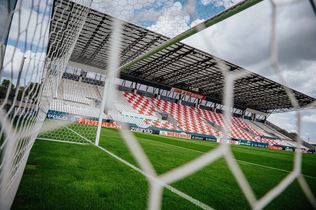 FCSP_YD-07586 | Der offizielle Shop für FC St. Pauli Fotos. Wähle aus Spielszenen & Fanmomenten dein FCSP Wunschformat. Wir liefern Millerntor-Atmosphäre.