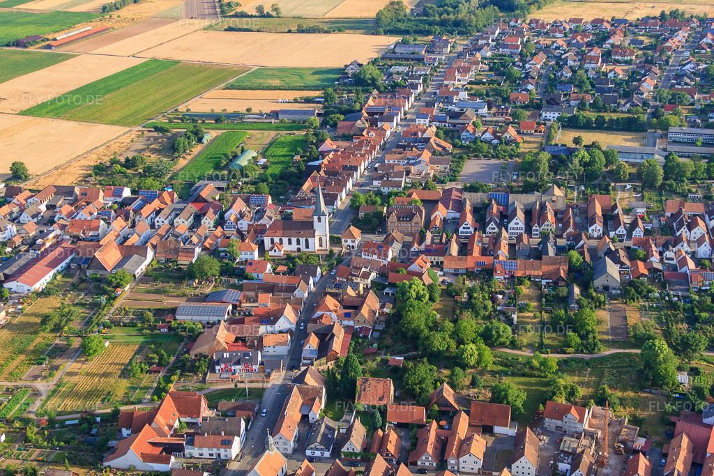 Luftbild: Kirche und Waldstr in Ottersheim bei Landau im Bundesland Rheinland-Pfalz in Deutschland. Foto: IMG_69681.jpg vom 04.07.2014 durch Werner Riehm/FLY-FOTO.de