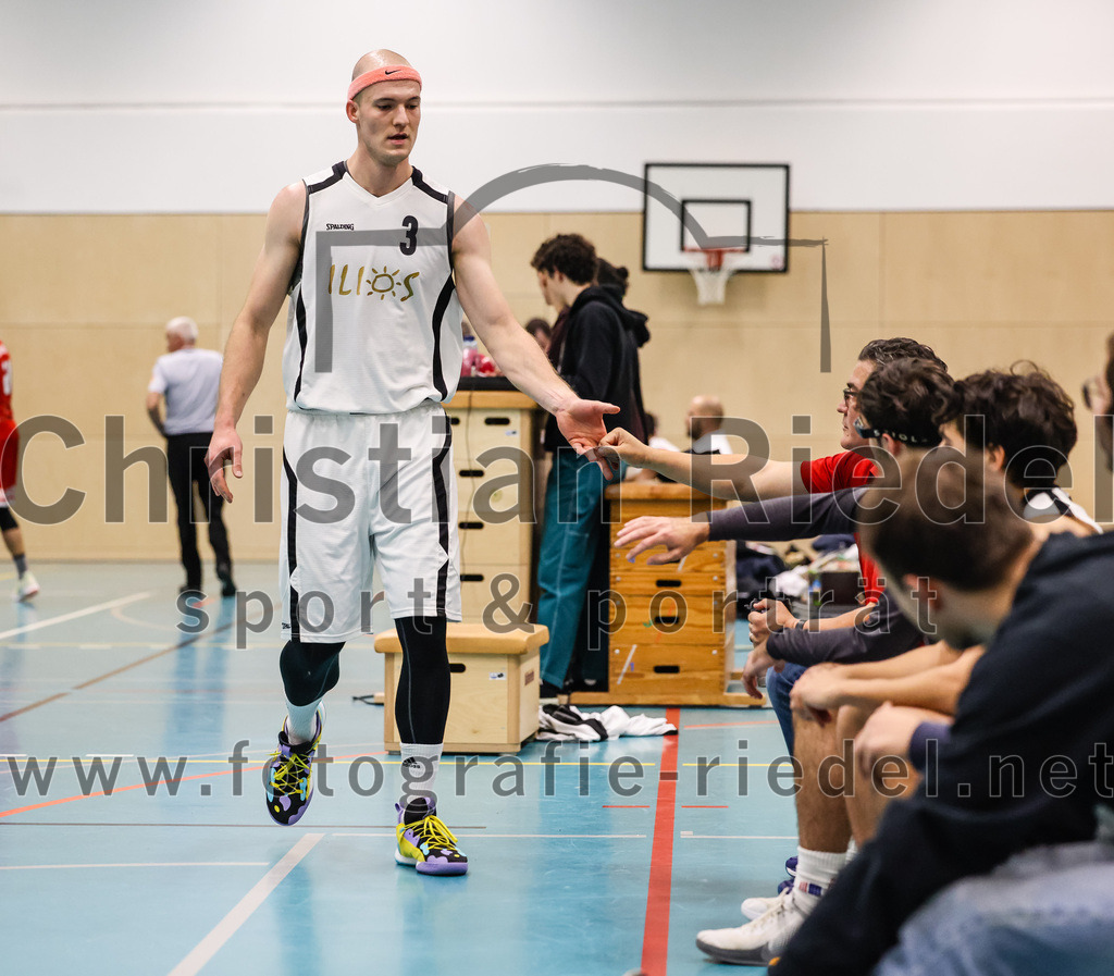 2022-12-03_053_TSV_Vaterstetten_gegen_TG_Landshut | Vaterstetten, Deutschland, 03.12.2022:
Basketball, Bayernliga Herren Südost 2022 / 2023, 7. Spieltag, TSV Vaterstetten gegen TG Landshut, Endergebnis: 71:78

F. Sutur (TSV Vaterstetten, #3)

Foto: Christian Riedel / fotografie-riedel.net