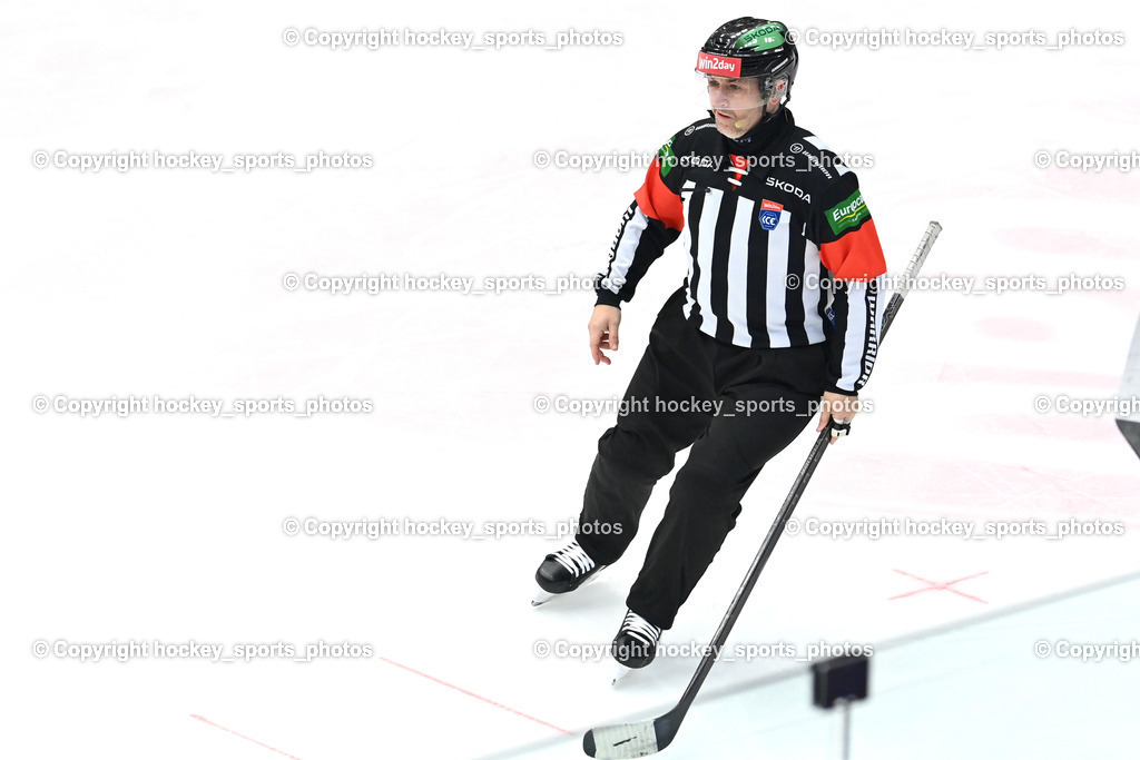 EC IDM Wärmepumpen VSV vs. Hydro Fehervar AV19  | Referee mit Eishockeyschläger, Piragic Trpimir Referee, EC IDM Wärmepumpen VSV vs. Hydro Fehervar AV19 , EC IDM Wärmepumpen VSV vs. Hydro Fehervar AV19  am 01.01.2025 in Villach (Stadthalle Villach), Austria, (Photo by Bernd Stefan)