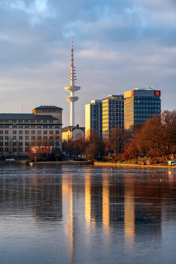 10230211 - Winterliche Binnenalster | Blick über die Binnenalster auf den Heinrich-Hertz-Turm im Abendlicht.