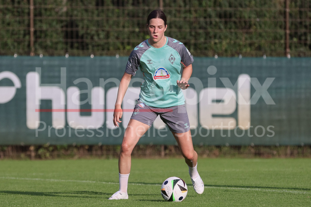 Fussball, Google Pixel Frauen-Bundesliga, Training SV Werder Bremen | v.li.: Lara Schmidt (SV Werder Bremen, 24) am Ball, Freisteller, Einzelbild, Ganzkörper, Aktion, Action, Spielszene