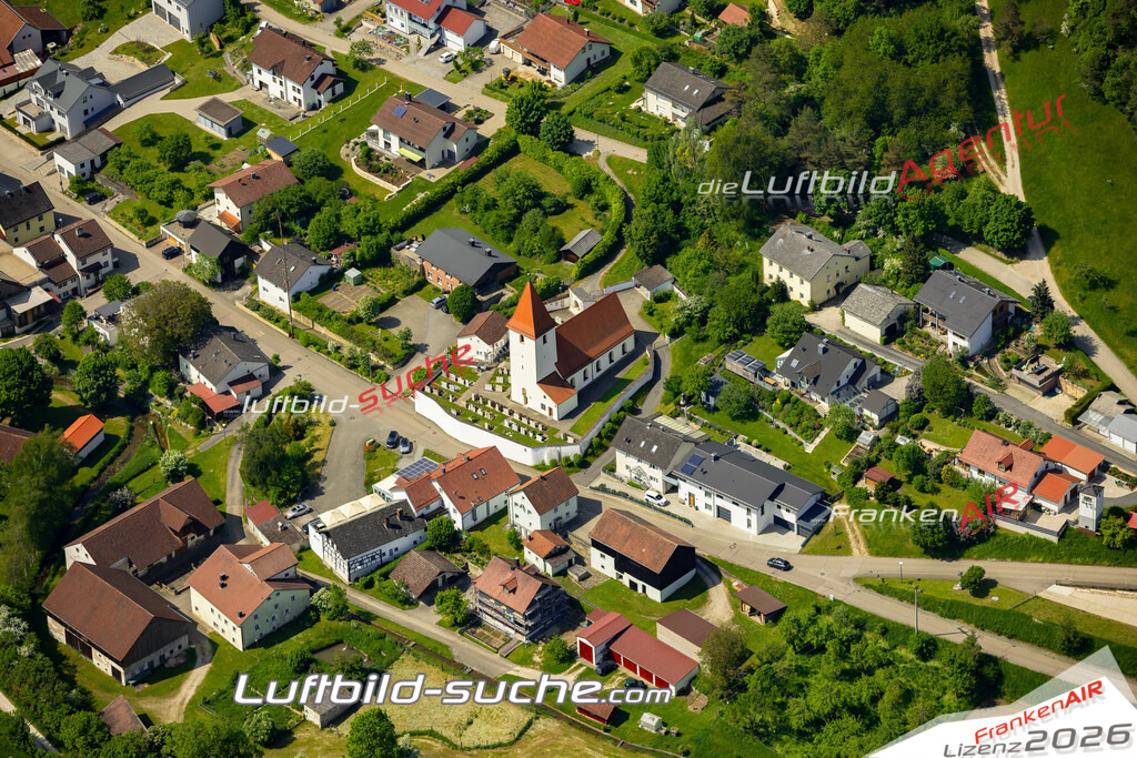 Das Luftbild zeigt Emsing Kirche Titting - Die Luftaufnahme wurde 2023 vom UL-Flugzeug aus erstellt ( keine Drohne ) - Hochauflösende Luftaufnahme - Für grossformatige Ausdrucke geeignet. Die Geschenkidee !Mit Lizenz und Bildrechte bestellbar