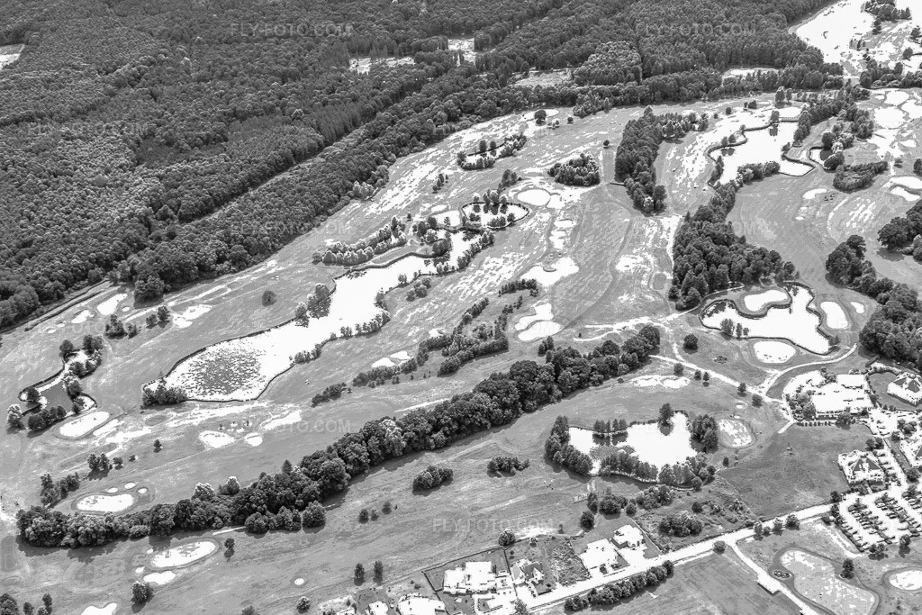 Aerial view: Golf course of the Baden-Baden Golf Club Soufflenheim in Soufflenheim in the state Bas-Rhin, France. – Photo: IMG_19101.jpg taken on 06/20/2009 by Werner Riehm/FLY-FOTO.com – Resolution of the original: 4752 x 3168 px