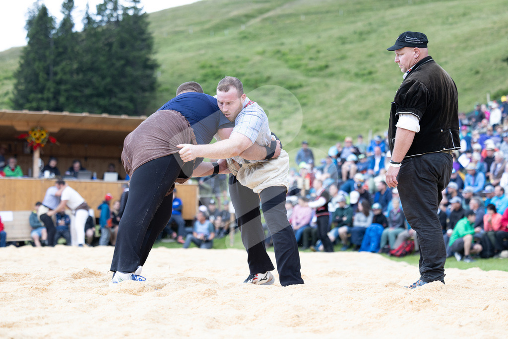 Rigi2025_0239 | Die Schwinger des Schwyzer Kantonalen Schwingerverbandes: Fotos, die Dynamik und Leidenschaft festhalten, sowie emotionale Momente aus dem traditionellen Schwingsport zeigen. - Realisiert mit Pictrs.com