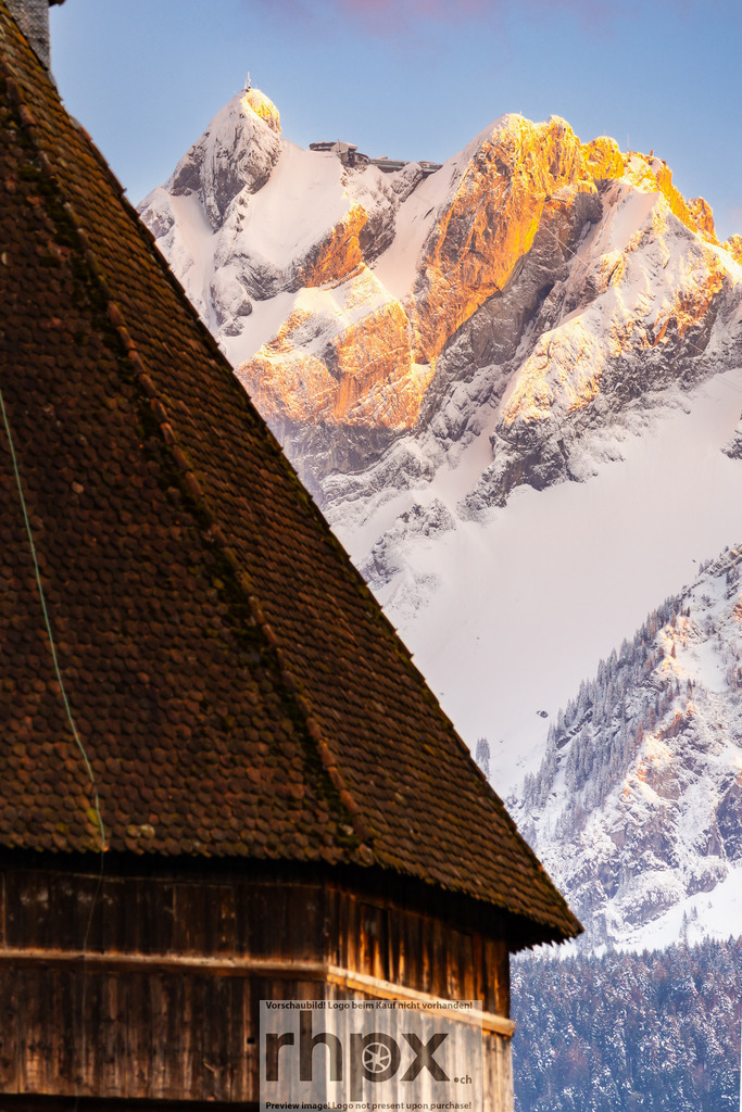 Pilatus mit Wasserturm Luzern im Vordergrund | <p><strong>Turm. Fels. Wahrzeichen.</strong></p><p>Der historische Wächter der Stadt steht in perfekter Harmonie zur mächtigen Kulisse des Pilatus. Eine Aufnahme, die das urbane Herz Luzerns eindrucksvoll mit seiner alpinen Seele verbindet.</p><p>Wähle unter "Produktauswahl" dein Wunschformat: Vom klassischen Wandbild über Puzzle & Tassen bis zum digitalen Download (z.B. als Handy-Hintergrund).</p><br> - Realisiert mit Pictrs.com