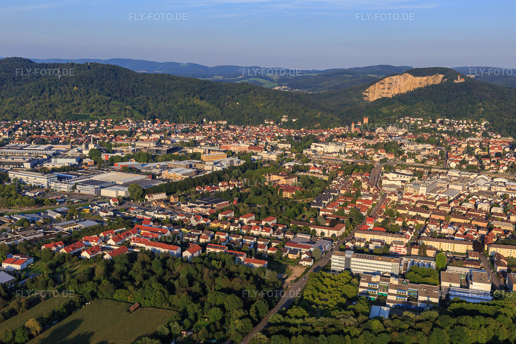 Luftbild: Stadtansicht am Rand des Odenwalds aus Westen mit Wormser Straße und Hans-Freudenberg-Schule in Weinheim im Bundesland Baden-Württemberg in Deutschland. Foto: IMG_103039.jpg vom 28.08.2017 durch Werner Riehm/FLY-FOTO.deHans-Freudenberg-Schule in Weinheim