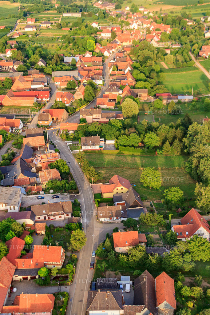 Luftbild: Rue du Château de Bagnac in Wintzenbach im Bundesland Bas-Rhin in Frankreich. – Foto: IMG_30628.jpg vom 09.07.2010 durch Werner Riehm/FLY-FOTO.de – Auflösung des Originals: 3168 x 4752 px