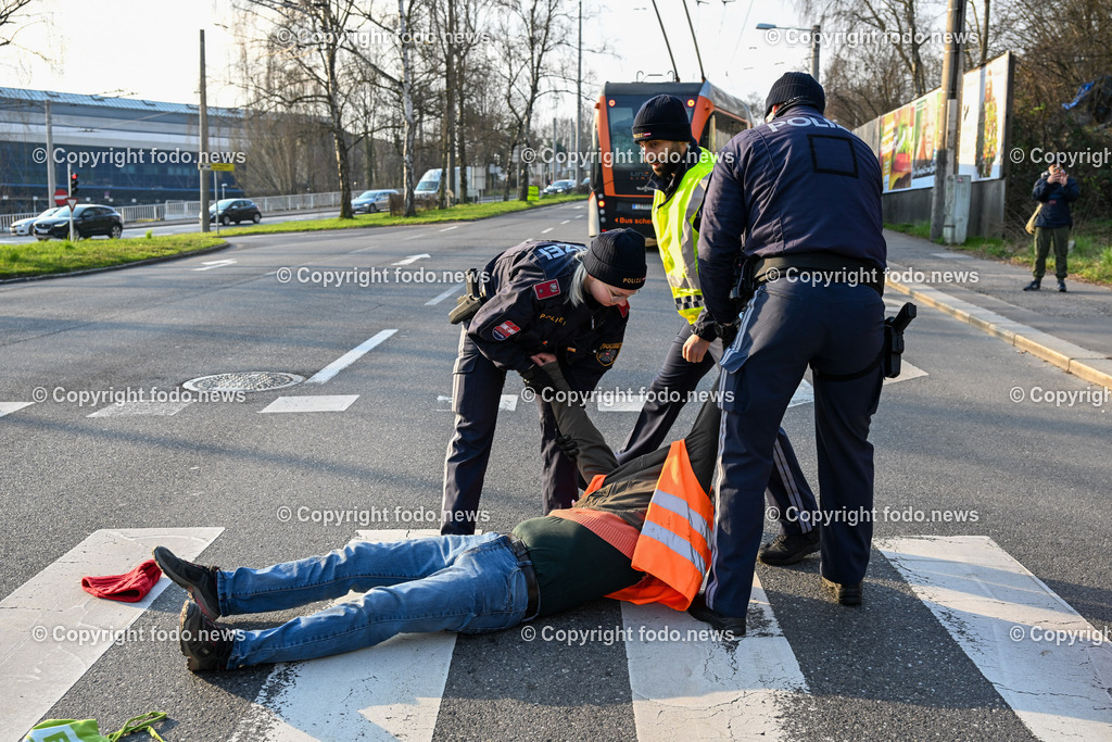  Klimagegner Linz Waldeggstrasse_ Klimakleber_ 20.03.2023-39 | 20.03.2023, Linz, AUT, Klimagegner Linz Klimakleber, im Bild Klimagegner kleben auf der Strasse, Linz Waldeggstrasse, Polizei, Verkehr, Zebrastreifen, Fussgaengeruebergang, Transparent, Demo, Klimawandel
