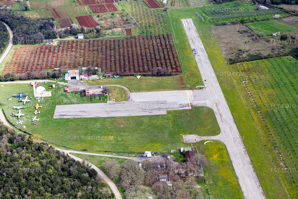 Aerial view: View of the town in Vrsar in the state Gespanschaft Istrien, Croatia. – Photo: IMG_105952.jpg taken on 04/13/2018 by Werner Riehm/FLY-FOTO.com – Resolution of the original: 5472 x 3648 px