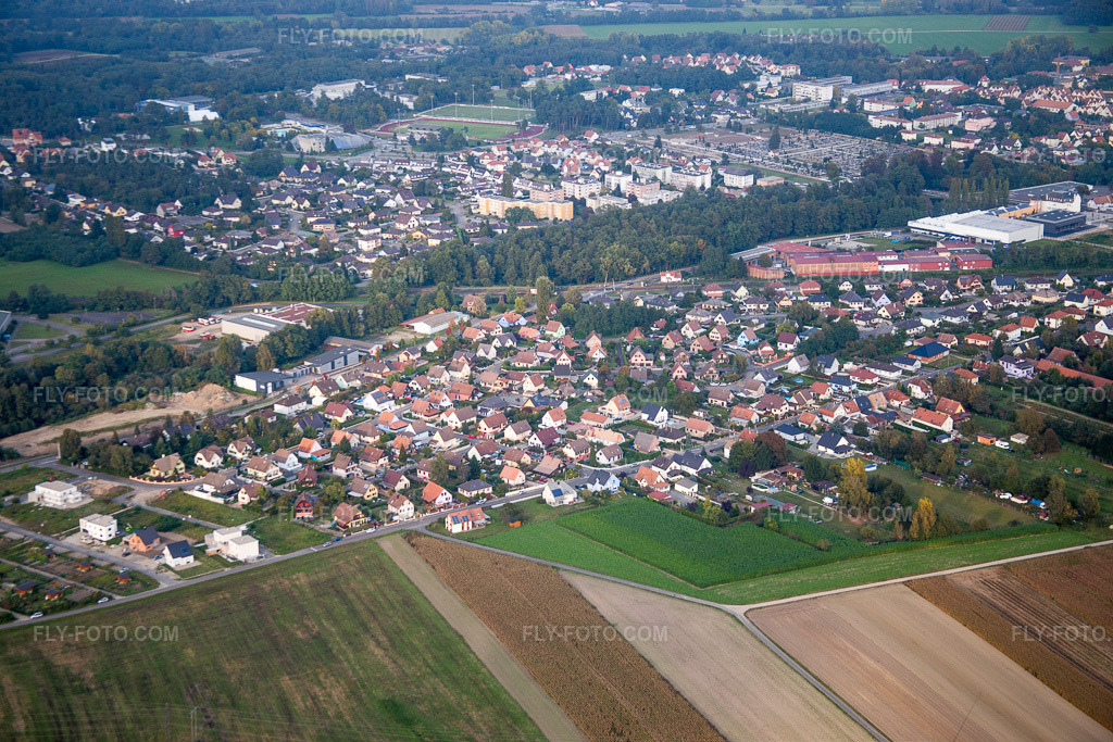 Aerial view: View of the streets and houses in the residential areas in Bischwiller in the state Bas-Rhin, France. – Photo: IMG_074243.jpg taken on 10/04/2014 by Werner Riehm/FLY-FOTO.com – Resolution of the original: 5472 x 3648 px