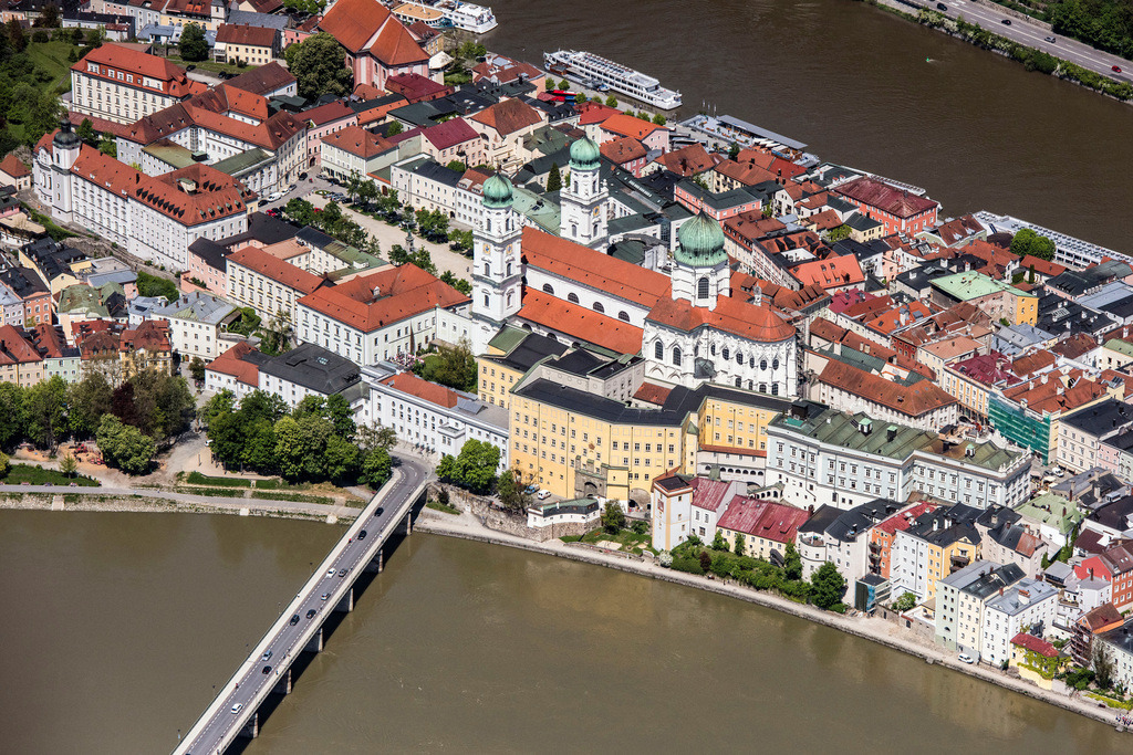 dr__0012520.jpg | PASSAU 11.05.2017 Die kreisfreie Universitätsstadt Passau im Bundesland Bayern. Aufgrund des Zusammenflusses der Flüsse Ilz, Inn und Donau, wird Passau auch "Dreiflüssestadt" genannt. // The university town of Passau in the state of Bavaria. Because of the junction of the rivers Ilz, Inn and Danube, Passau is also called "Three Rivers Town". Foto: Daniel Reiter