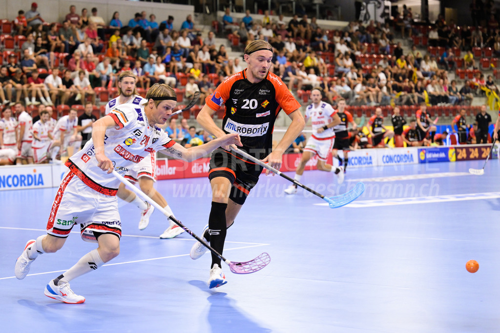 HC Rychenberg vs. Floorball Köniz - 28. August 2022 | HC Rychenberg vs. Floorball Köniz
AXA Arena, Winterthur
Jonathan Nilsson (#20 HC Rychenberg) gegen Jyrki Holopainen (#24 Floorball Köniz).
Bild: Sportfotografie Markus Aeschimann | www.markus-aeschimann.ch - Realisiert mit Pictrs.com