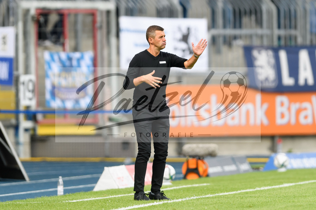 EBSTSV20210828_012 | Fussball, Herren: Trainer Michael Koellner (TSV 1860 Muenchen) gestikuliert beim Spiel der 3. Liga zwischen Eintracht Braunschweig und TSV 1860 Muenchen im Eintracht-Stadion am 28.08.2021 in Braunschweig, Deutschland.DFB / DFL REGULATIONS PROHIBIT ANY USE OF PHOTOGRAPHS AS IMAGE SEQUENCES AND/OR QUASI-VIDEO. - Realisiert mit Pictrs.com