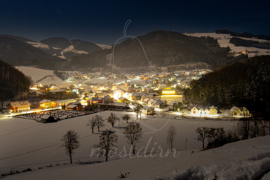 Nachts in Randegg | Winter in Randegg, bei Nacht.  - Realisiert mit Pictrs.com