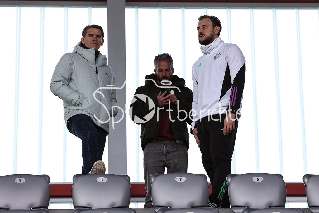 FC Bayern München U19 - TSG 1899 Hoffenheim U19 | FCB Sportdirektor Christoph FREUND (links) im Gespraech mit FCB U19 Trainer Rene MARIC (rechts)
