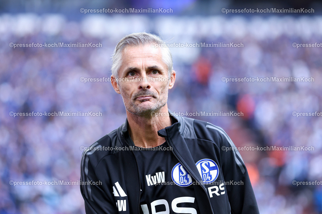 Schalke26102402085 | 26.10.2024, Fußball, FC Schalke 04 - SpVgg Greuther Fürth, 2. Fußball Bundesliga, Veltins-Arena Gelsenkirchen, Saison 2024 2025: Trainer Kees van Wonderen (Cheftrainer Schalke04) Mimik verwundert verärgert enttäuschtDFB regulations prohibit any use of photographs as image sequences and or quasi-video.