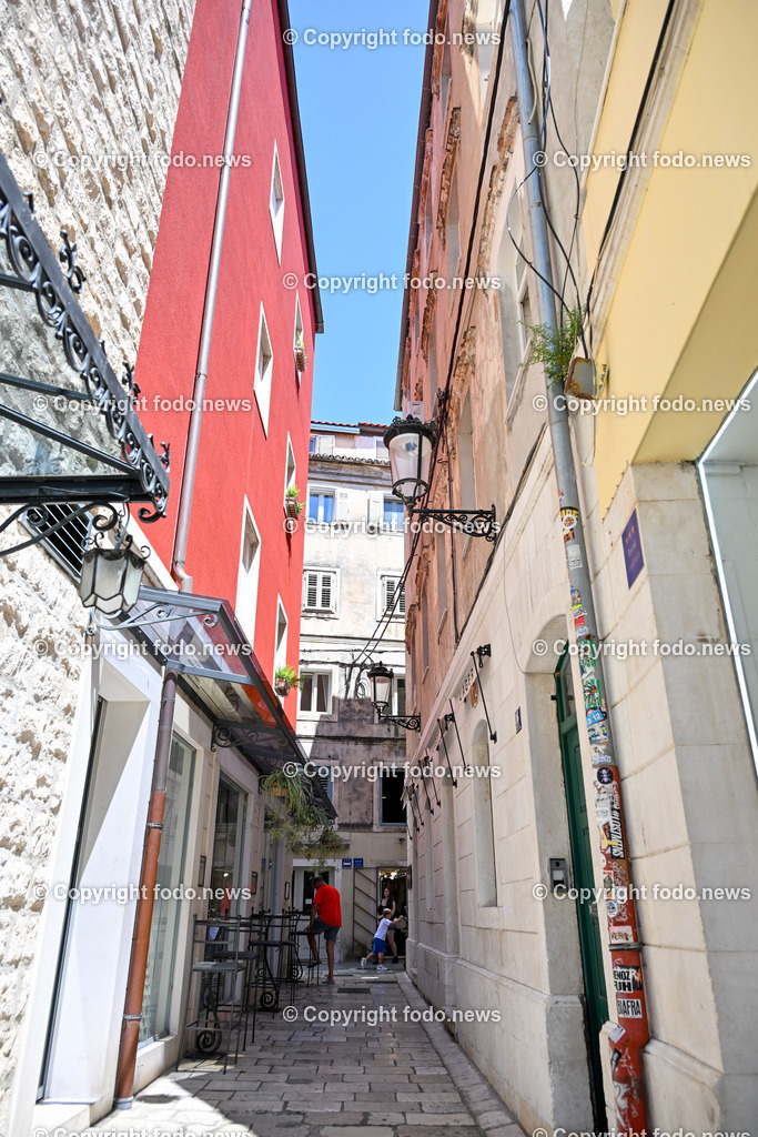 Kroatien_ Split_ 21.07.2025-79 | 21.07.2025, Kroatien, HRV, Split, im Bild Themenbild, Stadtansichten, Gasse, Stasse, Haus, Gebaeude, Touristen, Tourismus, Feature, SymbolbildSplit zweitgroesste Stadt Kroatiens. Die Stadt ist Verwaltungssitz der Gespanschaft Split-Dalmatien 