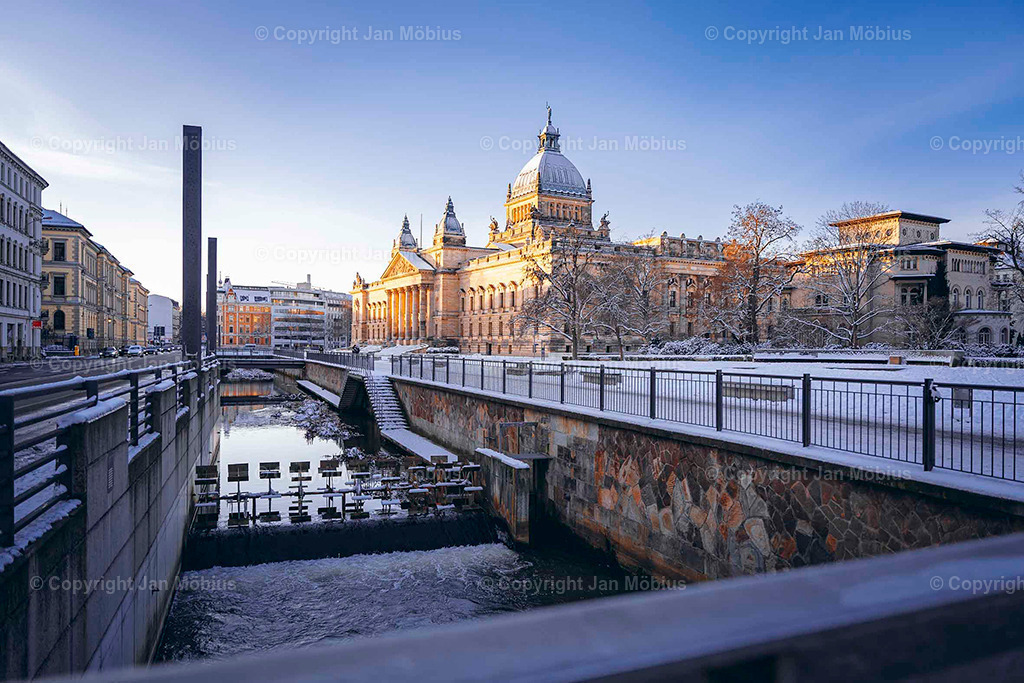 Bundesverwaltungsgericht | Das heutige Bundesverwaltungsgericht in Leipzig blickt auf eine bewegte Geschichte zurück: Ursprünglich als Reichsgericht errichtet, diente das beeindruckende Gebäude später als Bildermuseum. Heute ist es Sitz des höchsten deutschen Gerichts für öffentliches Recht. Die Verbindung aus historischer Architektur, kulturellem Erbe und rechtlicher Bedeutung macht diesen Ort einzigartig – für Besucher, Interessierte und Bildkäufer gleichermaßen. - Realisiert mit Pictrs.com
