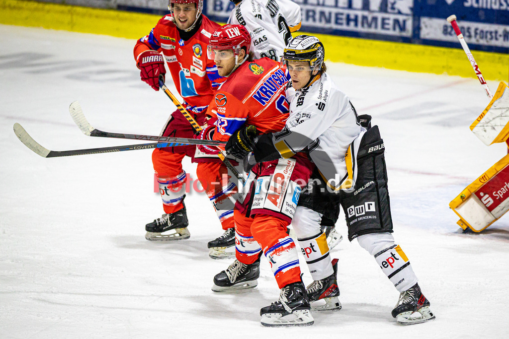 EC Peiting vs EV Füssen | Eishockey Oberliga Süd Vorrunde 2024/2025, EC Peiting vs EV Füssen, 20241002,Kampf vor dem Füssner Tor,2024-10-02 in Peiting (Eisstadion)Dennis KRUTSCH (ECP 82), Edgars VEILANDS (EVF 47)Copyright: WolfgangxLindner foto-lindner.de