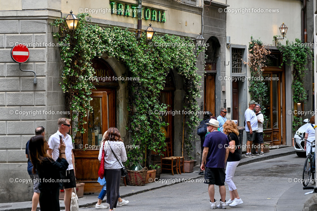 Italien_ Toscana_ Florenz_ 30.05.2024-109 | 30.05.2024, Italien, ITA, Toskana, Florenz im Bild Stadtansichten, Gebäude, Architektur, Touristen, Historisch, Souvenir, Altstadt, Museum, Statuen, Skulpturen, Piazza della Signoria, Statue David, Palazzo Vecchio, Neptunbrunnen, Piazza della Repubblica, Ponte Vecchio, Brücke, Uffizien, Kathedrale Santa Maria del Fiore, Arno, Fluß


Florenz, Firenze, ist eine italienische Großstadt. Nach Einwohnern ist sie die achtgrößte Stadt Italiens. Florenz ist die Hauptstadt sowie größte Stadt der Region Toskana und der Metropolitanstadt Florenz, in der etwa eine Million Menschen leben. Florenz ist für seine Geschichte berühmt. Leonardo da Vinci verbrachte große Teile seiner Jugend in Florenz, Michelangelo fand Unterschlupf in der Kirche der Medici, Galileo Galilei wohnte als Hofmathematiker in den Palästen der Medici. Von 1865 bis 1871 war die Stadt die Hauptstadt des neu gegründeten Königreichs Italien. Das historische Zentrum von Florenz zieht Jahr für Jahr Millionen von Touristen an. Die historische Innenstadt wurde von der UNESCO im Jahre 1982 zum Weltkulturerbe erklärt. 
Quelle: Wikipedia
