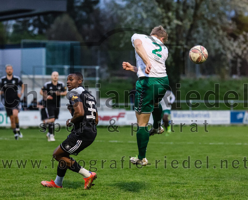 2024-04-05_035_FC_Schwaig_gegen_SV_Pullach | Oberding, Deutschland, 05.04.2024:
Fußball, Landesliga Südost 2023 / 2024, 28. Spieltag, FC Schwaig gegen SV Pullach, Endergebnis: 2:0

Kevin Nsimba (SV Pullach, #32), Tobias Jell (FC Schwaig, #2)

Foto: Christian Riedel / fotografie-riedel.net