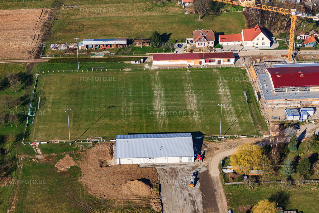 Luftbild: terrain de football de Eschbach in Eschbach im Bundesland Bas-Rhin in Frankreich. – Foto: IMG_62802.jpg vom 09.03.2014 durch Werner Riehm/FLY-FOTO.de – Auflösung des Originals: 4752 x 3168 px