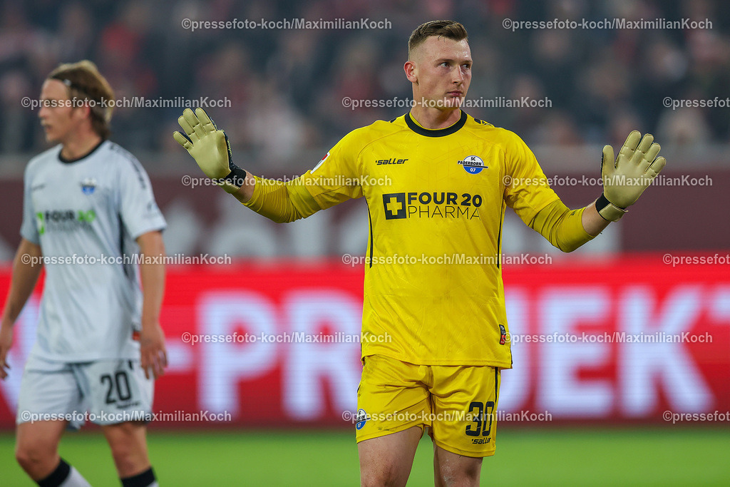 Due0911240109602171 | 09.11.2024, Fußball, Fortuna Düsseldorf - SC Paderborn 07, 2. Bundesliga, Merkur Spiel-Arena, Saison 2024 2025: Torwart Markus Schubert (Paderborn #30) DFB regulations prohibit any use of photographs as image sequences and or quasi-video.