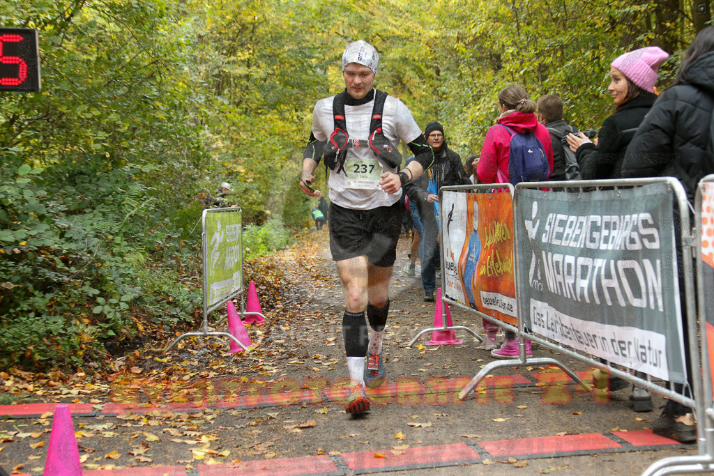 251026_1228_EX1_0473 | Sportfotografie im Rhein-Sieg Kreis, Köln, Bonn, NRW, Rheinland Pfalz, Hessen, etc. Unser Tätigkeitsfeld umfasst den Laufsport vom Volkslauf über den Marathon, Duathlon, Triathon bis zum Ultralauf wie Kölnpfad Ultra oder Schindertrail.