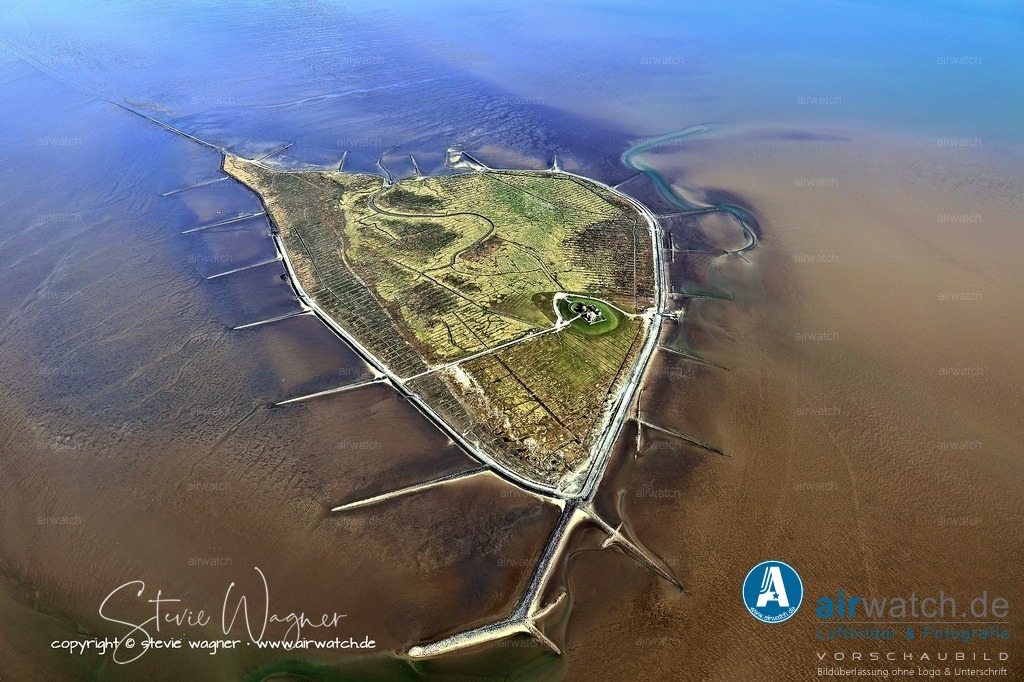 Hallig Südfall entstand nach der 1.  Groten Mandränke im Jahr 1362 - Luftbild | Hallig Südfall entstand nach der 1.  Groten Mandränke im Jahr 1362, die das vorherige Festland in ein Halligenreich verwandelte.  Ursprünglich etwa 600 Hektar groß, schrumpfte die Insel durch die Burchardiflut von 1634 und die verheerende Halligflut am 3./4. Februar 1825, bei der fast die gesamte Bevölkerung ums Leben kam und die Fläche auf etwa ein Viertel reduziert wurde.