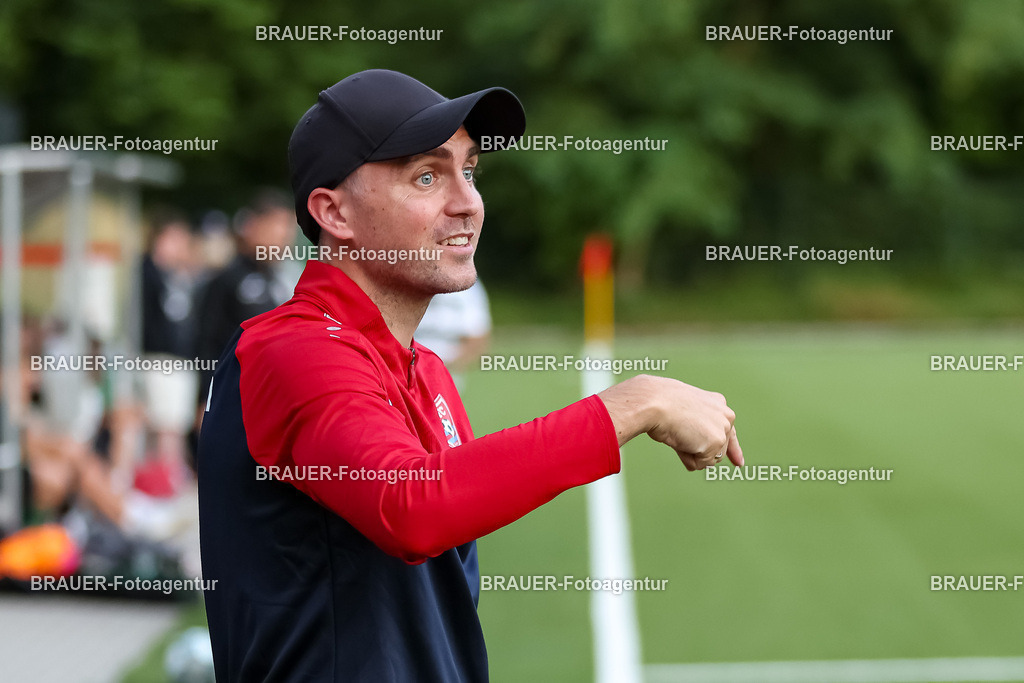 1_KFCWAT_20250723_0603.JPG -  - KFC Uerdingen - SG Wattenscheid 09 - Testspiel | Krefeld, Deutschland, 23.07.25: Trainer Julian Stöhr (KFC Uerdingen) gestikuliert, Gestik waehrend des Testspiel Spiels zwischen KFC Uerdingen - SG Wattenscheid 09 in der Covestro Sportpark am 23. July 2025 in Krefeld, Deutschland. (Foto von Stefan Brauer/Brauer-Fotoagentur)