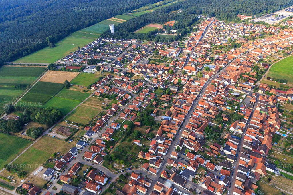 Luftbild: Ortsübersicht aus Osten in Hatzenbühl im Bundesland Rheinland-Pfalz in Deutschland. Foto: IMG_108966.jpg vom 15.07.2018 durch Werner Riehm/FLY-FOTO.de