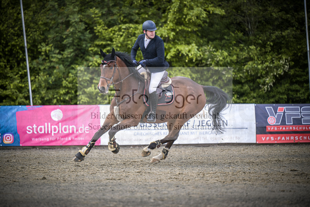 DOS_2205 | Entdecke hochwertige Reitturnierfotos von Foto Oger. Professionell, emotional und authentisch – jetzt Lieblingsmomente im Shop bestellen.Deutschlandweite Turnierfotografie. - Realisiert mit Pictrs.com
