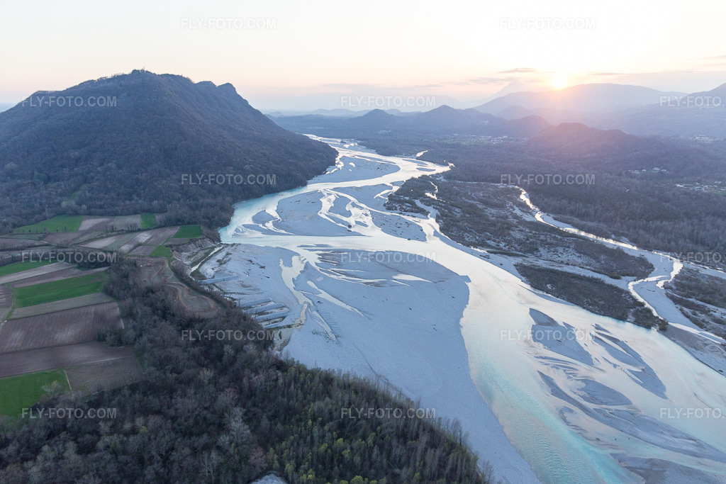 Aerial view: View of the town in Cimano in the state Friuli Venezia Giulia, Italy. – Photo: IMG_105612.jpg taken on 04/07/2018 by Werner Riehm/FLY-FOTO.com – Resolution of the original: 5472 x 3648 px