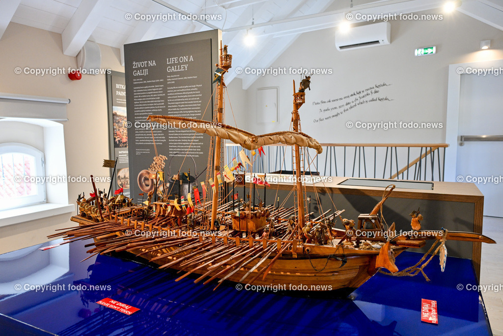 Kroatien_ Korcula_ Insel in Sueddalmatien_ Korcula Stadt_ 13.09.2024-84 | 13.09.2024, Kroatien, HRV, Korcula, Insel in Sueddalmatien, Korcula Stadt im Bild Hafen, Hafenansichten, Boot, Boote, Schiff, Schiffe, Gebauede, Adria, Meer, Stadtansichten, Altstadt, Marco Polo, Museum, Touristen, Souvenier, Restaurant, KonobaKorcula - Schwarzes Korfu - benannt nach den dunklen Kiefernwaeldern, ist eine zu Kroatien gehoerende Insel in der Adria vor der Kueste Sueddalmatiens. Zugleich ist sie Teil des Dinarischen Gebirges. Quelle: Wikipedia