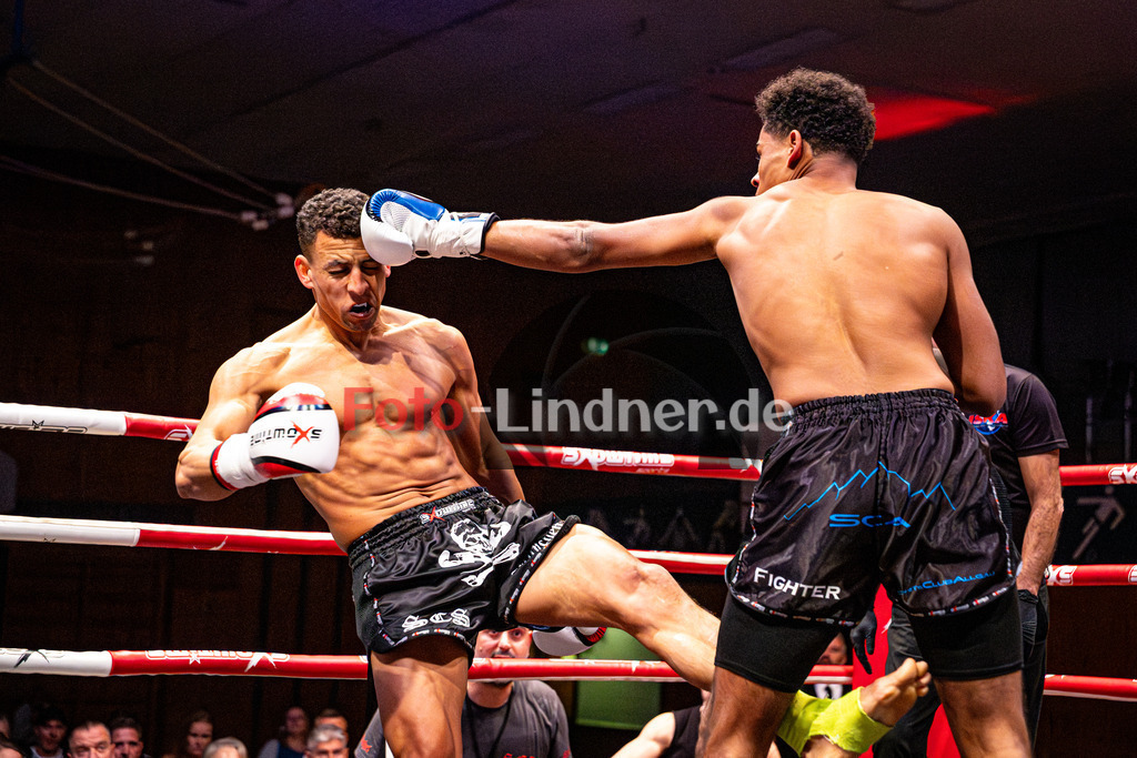 Daniel Reichhart (Sportclub Allgäu - blau) gegen Youssef Guella (SCS M - rot) | MFA Fight Night K1 Style bis 80kg Kampf 13, Daniel Reichhart (Sportclub Allgäu - blau) gegen Youssef Guella (SCS M - rot), 20251108,,2025-11-08 in Penzberg (Wellenberghalle Penzberg), Copyright: WolfgangxLindner www.foto-lindner.de