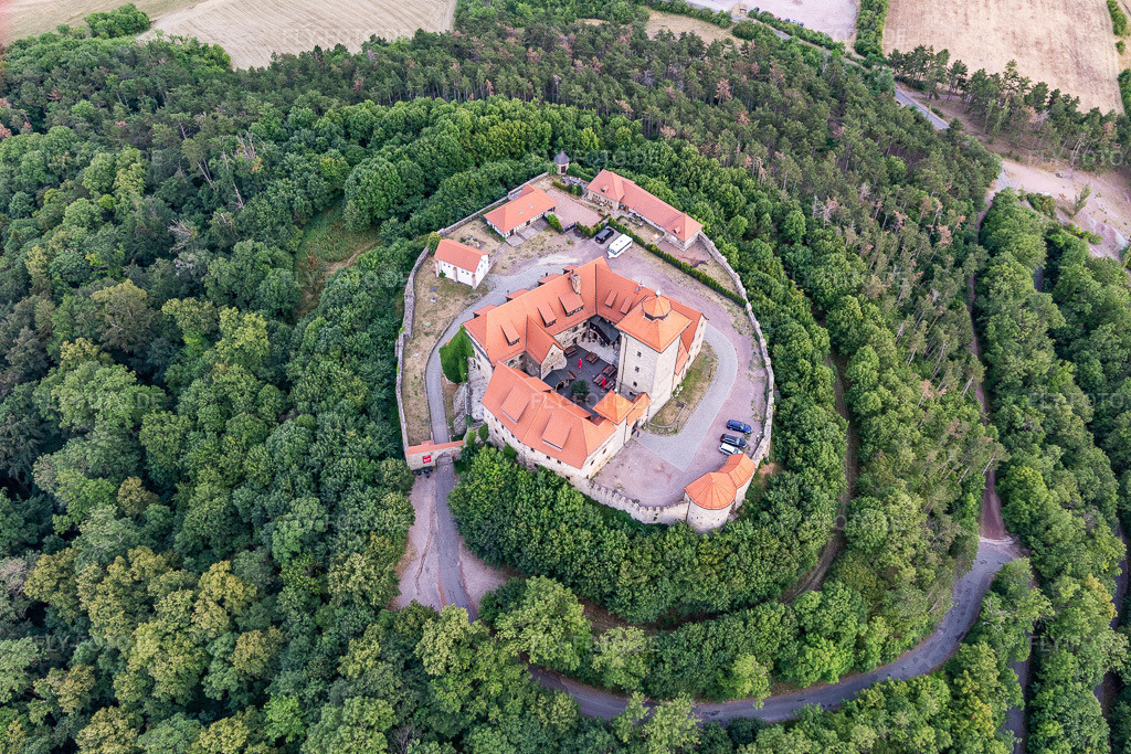 Burganlage der Veste Wachsenburg in Holzhausen | Luftbild: Burganlage der Veste Wachsenburg in Holzhausen im Ortsteil Holzhausen in Amt Wachsenburg im Bundesland Thüringen in Deutschland. Foto: IMG_116073.jpg vom 10.07.2019 durch Werner Riehm/FLY-FOTO.de - Realisiert mit Pictrs.com