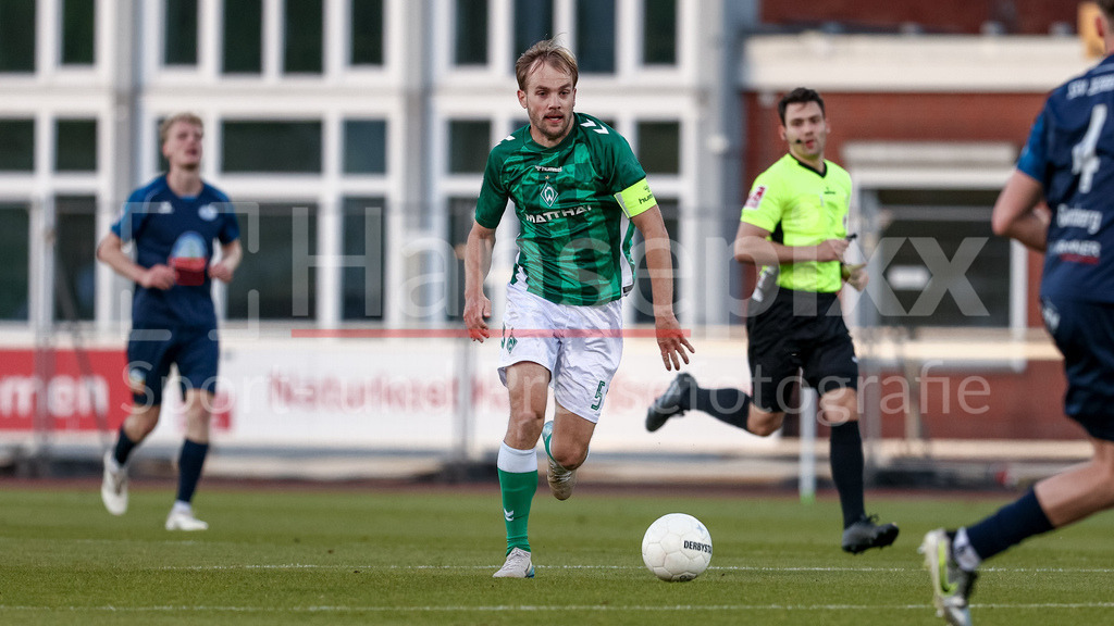 Fussball, Regionalliga Nord, SV Werder Bremen II - SSV Jeddeloh | Cimo Röcker (SV Werder Bremen II, 5) am Ball, Einzelbild, Ganzkörper, Aktion, Action, Spielszene