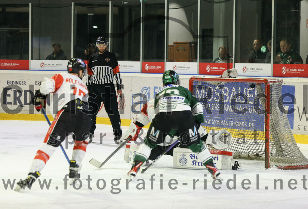 2024-01-12_085_TSV_Erding_gegen_EV_Dingolfing | Erding, Deutschland, 12.01.2024:
Eishockey, Bayernliga Vorrunde 2023 / 2024, 24. Spieltag, TSV Erding gegen EV Dingolfing, Endergebnis: 10:2

Leon Abstreiter (Erding Gladiators, #72), Dennis Jedrus (EV Dingolfing, #1)

Foto: Christian Riedel / fotografie-riedel.net
