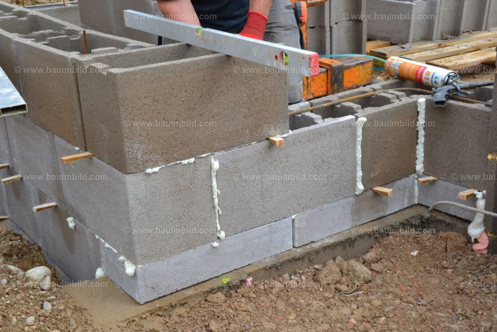 bib-lg07-mauerarbeiten-0093 | Nach LV-Leistungsgruppen sortierte Detailfotos über den Bau eines Hauses. Alle Hausbau-Bilder direkt vom Urheber und Autor der Website Haus-Selber-Bauen.com