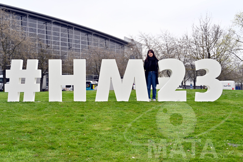 _DWI2596_k | Das Logo der Hannover Messe 2023 zu sehen am Rande des Eröffnungsrundgang der Hannover Messe 2023. Indonesien ist in diesem Jahr Partnerland der Hannover Messe. Hannover, 17.04.2023 - Realisiert mit Pictrs.com