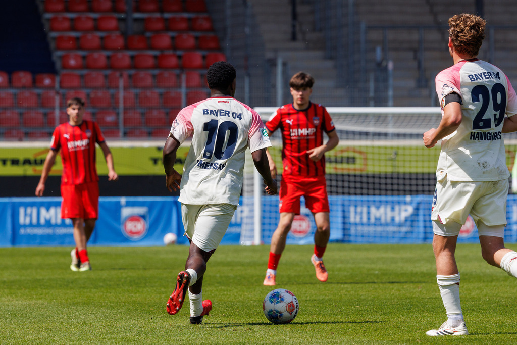 20260503-U19_FCH-LEV_136 | 1.FC Heidenheim 1846 vs. Bayer 04 Leverkusen, Fußball, U19, A-Junioren, NWL, U19-DFB-Nachwuchsliga, 2025/2026, Achtelfinale, 03.05.2026 in Heidenheim, Voith Arena(Foto: Michael Bulling) - Realisiert mit Pictrs.com