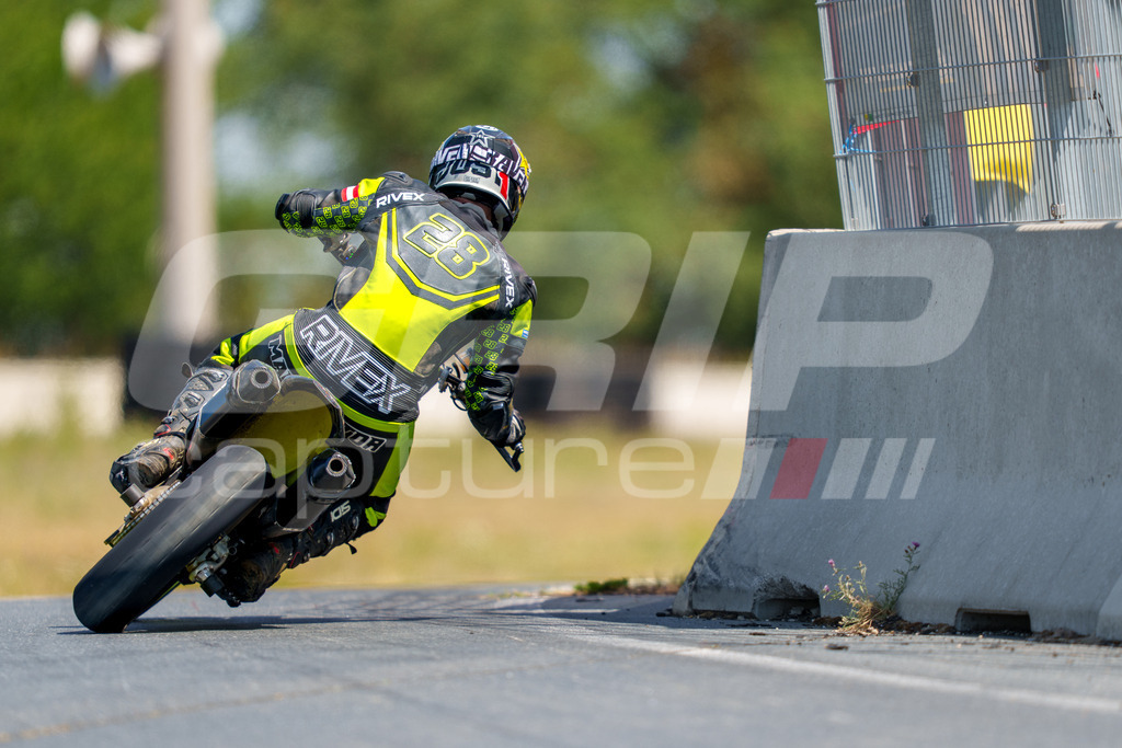 SuperMoto_Staatsmeisterschaft_Fuglau-natural-781 | GRIPcapture steht für authentische Sportfotografie in Österreich – für Momente, die mehr sind als Geschwindigkeit oder Ergebnis. Es geht um Emotion, Spannung, Fokus und den Augenblick, der oft nur einen Wimpernschlag dauert.Ob Motorsport, Teamsport oder 